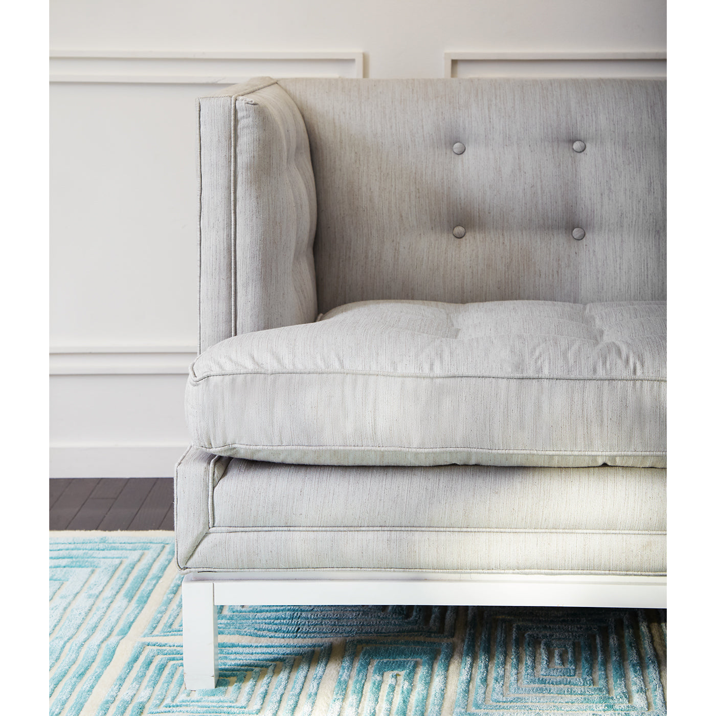 Divano Lampert con braccioli a T