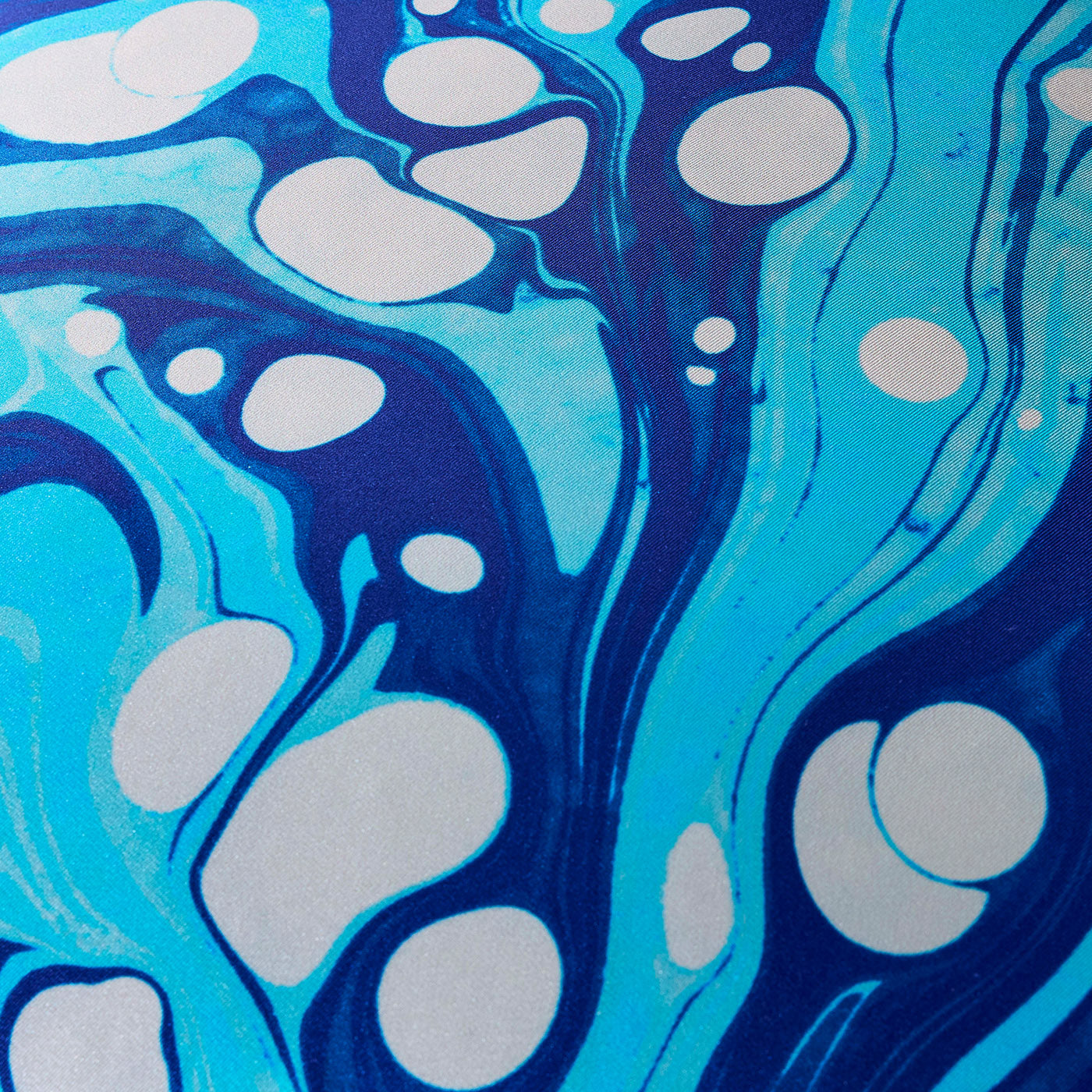 Cuscino in seta blu marmorizzata